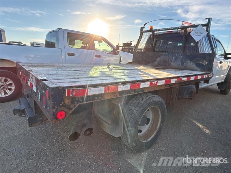 Ford F-550 XLT 4x4 Crew Cab Flatbed Truck Camiones de cama baja
