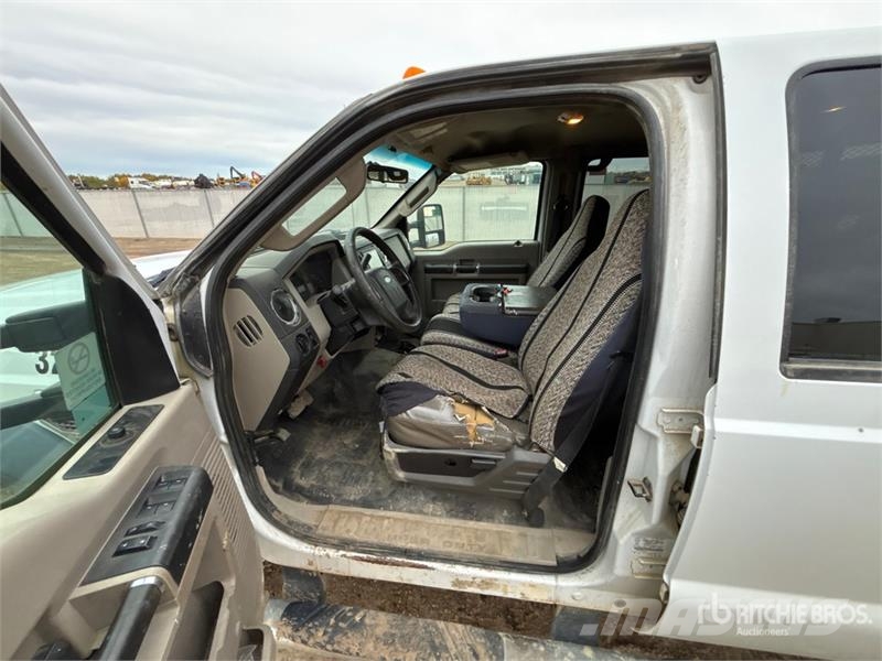 Ford F-550 XLT 4x4 Crew Cab Flatbed Truck (Inoperable) Camiões estrado/caixa aberta