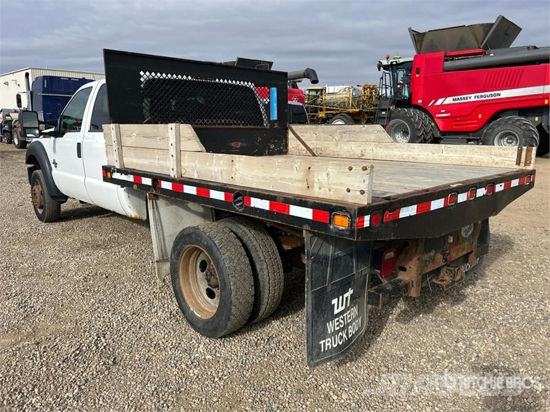 Ford F-550 XLT 4x4 Crew Cab Flatbed Truck Lava-kuorma-autot