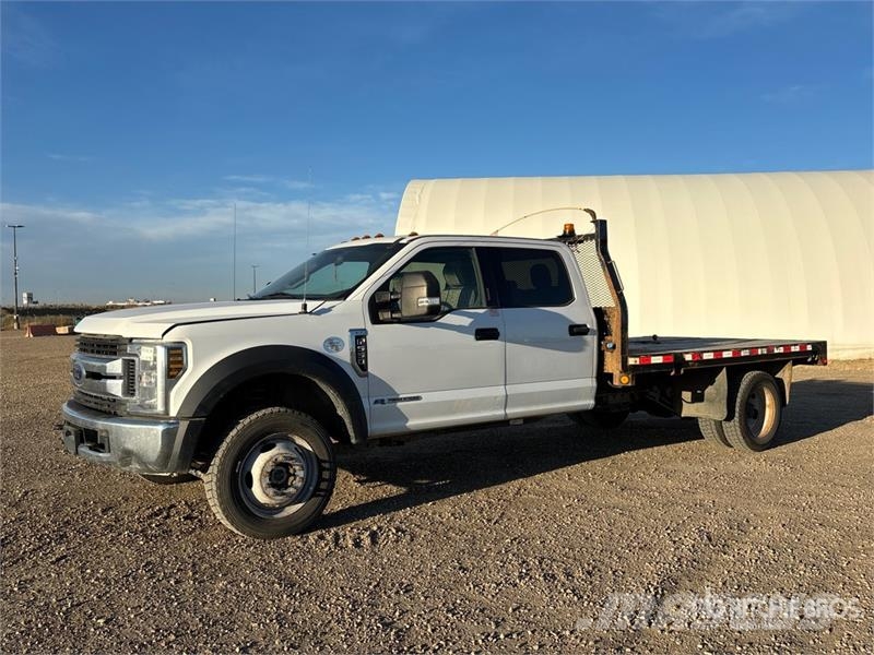 Ford F-550 XLT 4x4 Crew Cab Flatbed Truck Camiones de cama baja