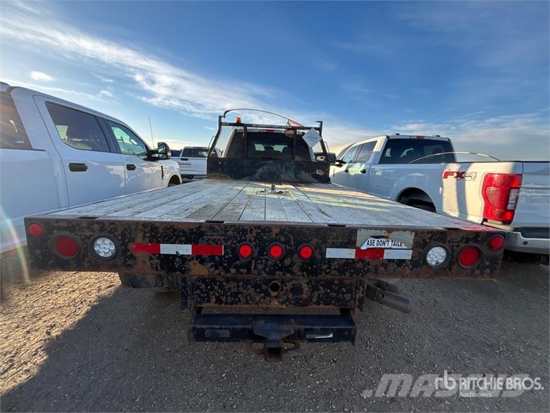 Ford F-550 XLT 4x4 Crew Cab Flatbed Truck Camiones de cama baja