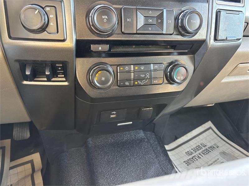 Ford F-550 XLT 4x4 Crew Cab Flatbed Truck Lastbil med lad/Flatbed