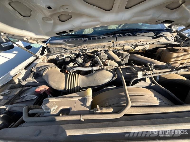 Ford F-550 XLT 4x4 Crew Cab Flatbed Truck Camiones de cama baja