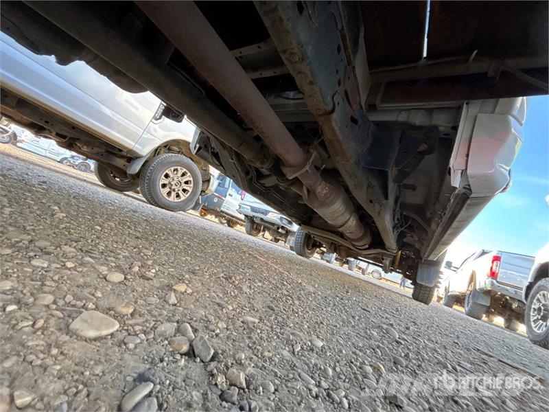 Ford F-550 XLT 4x4 Crew Cab Flatbed Truck Camiones de cama baja