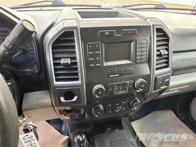 Ford F-550 XLT 4x4 Crew Cab Flatbed Truck Lava-kuorma-autot