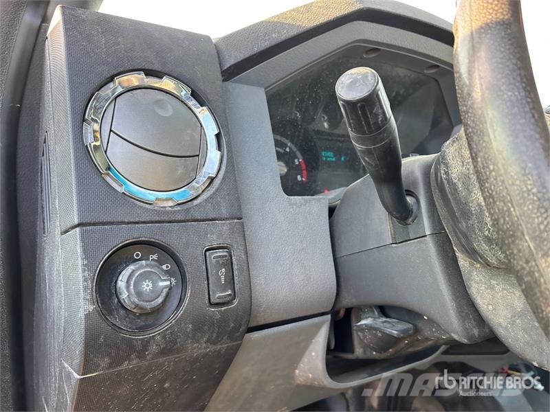 Ford F-550 XLT 4x4 Crew Cab Flatbed Truck Kamioni sa otvorenim sandukom