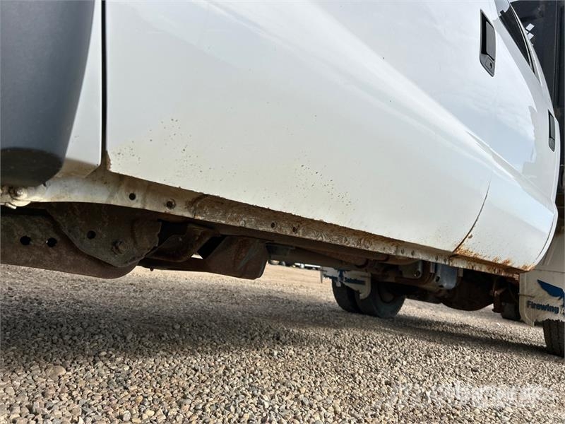 Ford F-550 XLT 4x4 Crew Cab Flatbed Truck Lava-kuorma-autot