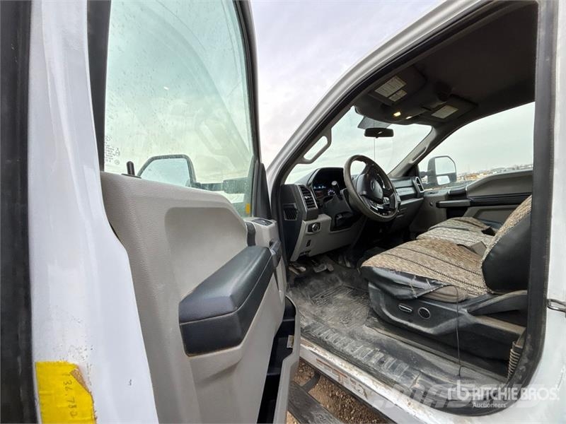 Ford F-550 XLT 4x4 Crew Cab Flatbed Truck Kamioni sa otvorenim sandukom