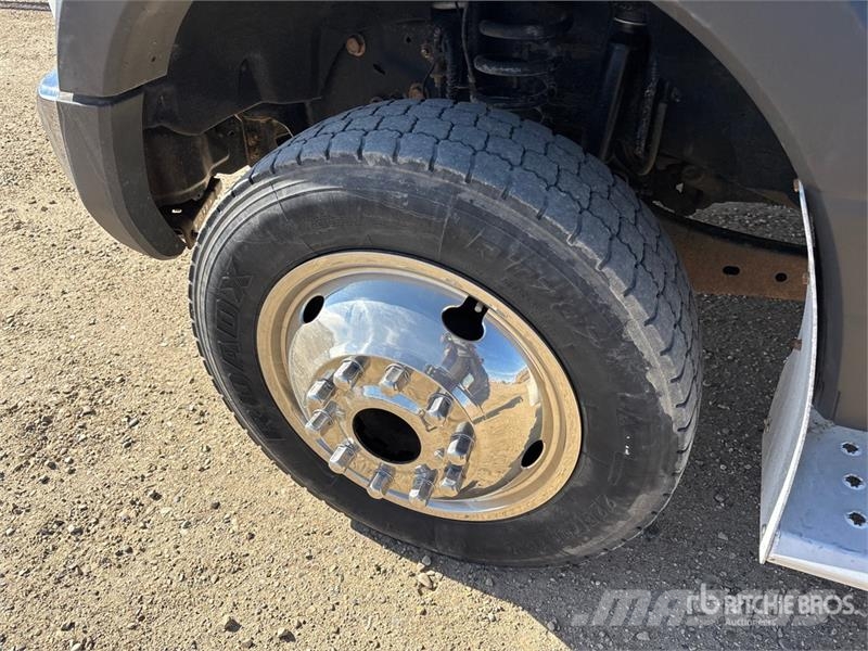 Ford F-550 XLT 4x4 Crew Cab Flatbed Truck Lastbil med lad/Flatbed
