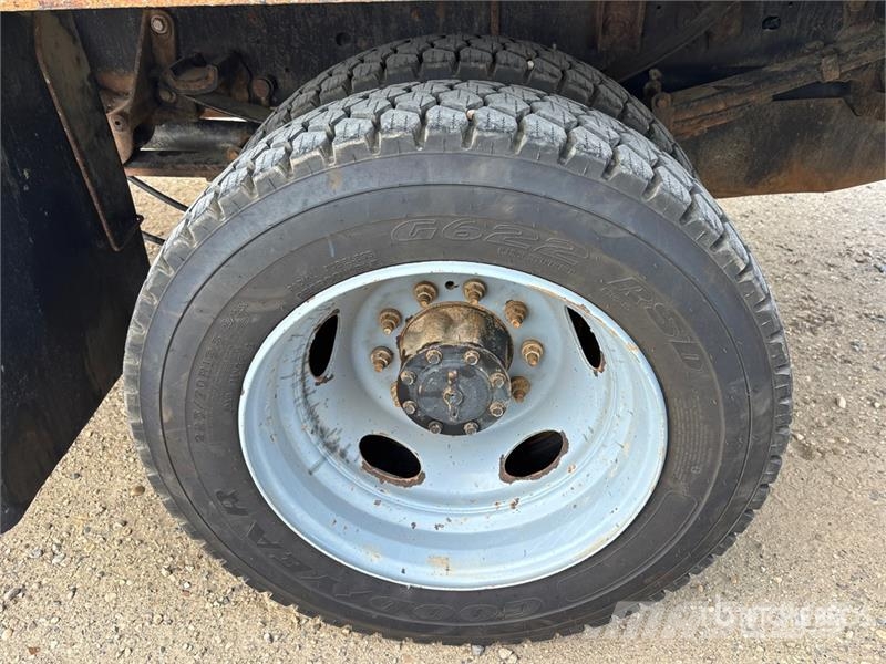 Ford F-550 XLT 4x4 Crew Cab Flatbed Truck Lava-kuorma-autot