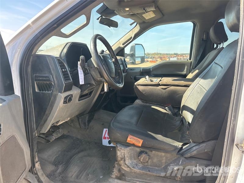 Ford F-550 XLT 4x4 Crew Cab Flatbed Truck Lastbil med lad/Flatbed