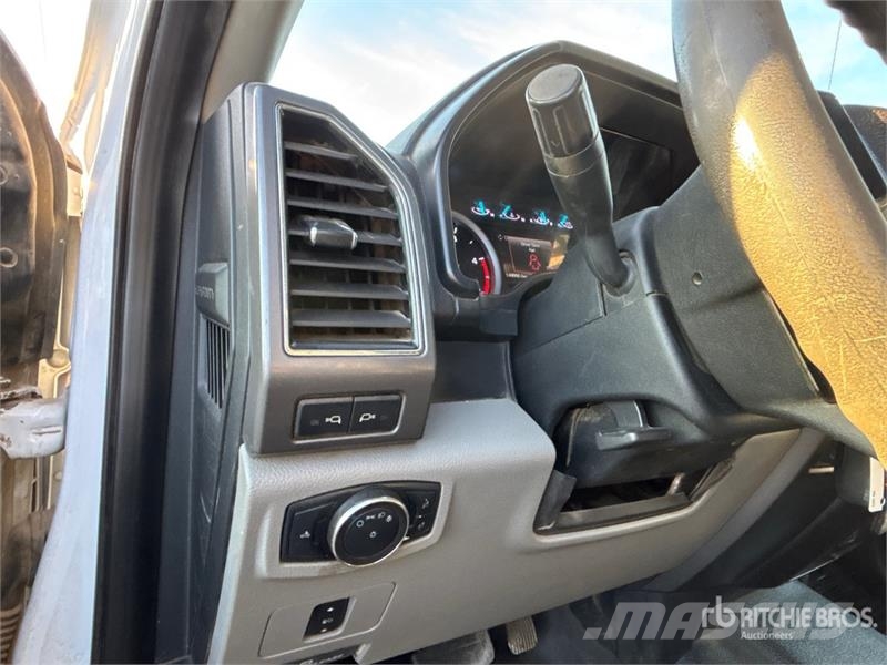 Ford F-550 XLT 4x4 Crew Cab Flatbed Truck Camiones de cama baja
