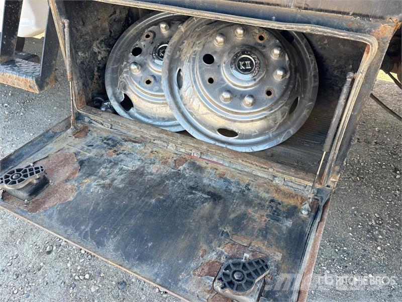 Ford F-550 XLT 4x4 Extended Cab Flatbed Truck شاحنات مسطحة/مفصلية الجوانب