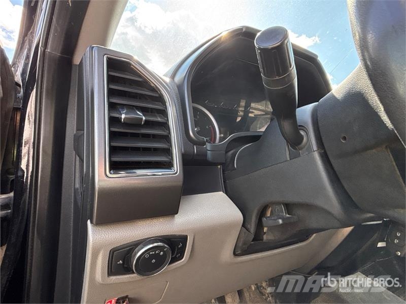 Ford F-550 XLT 4x4 Extended Cab Service Truck Komunalna vozila