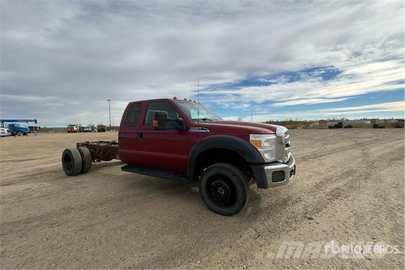 Ford F-550 XLT 4x4 Extended Cab Cab and Chassis Kabine i unutrašnjost