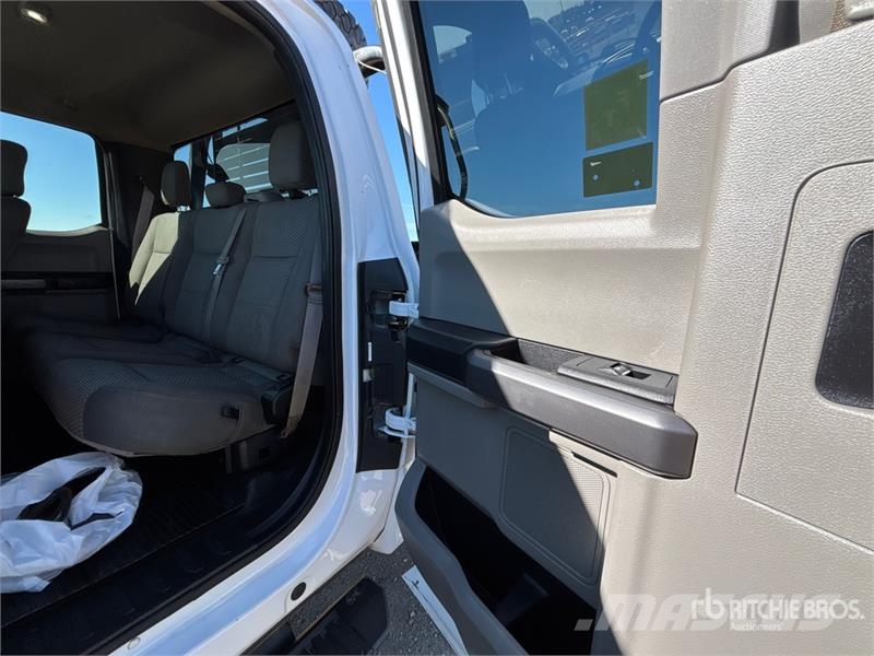 Ford F-550 XLT 4x4 Extended Cab Flatbed Truck شاحنات مسطحة/مفصلية الجوانب