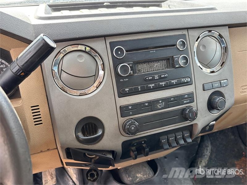Ford F-550 XLT 4x4 Extended Cab Cab and Chassis Kabine i unutrašnjost