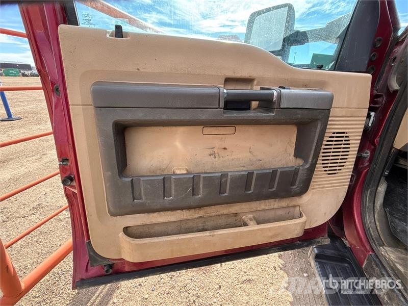 Ford F-550 XLT 4x4 Extended Cab Cab and Chassis Kabine i unutrašnjost