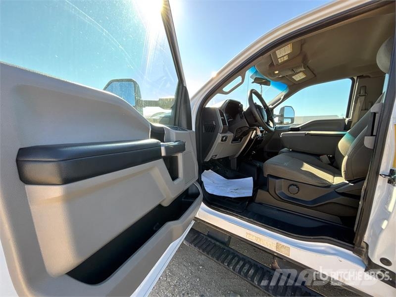 Ford F-550 XLT 4x4 Extended Cab Flatbed Truck شاحنات مسطحة/مفصلية الجوانب