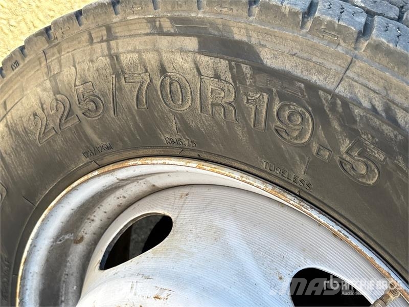 Ford F-550 XLT 4x4 Extended Cab Flatbed Truck شاحنات مسطحة/مفصلية الجوانب