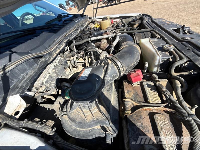 Ford F-550 XLT 4x4 Extended Cab Flatbed Truck شاحنات مسطحة/مفصلية الجوانب