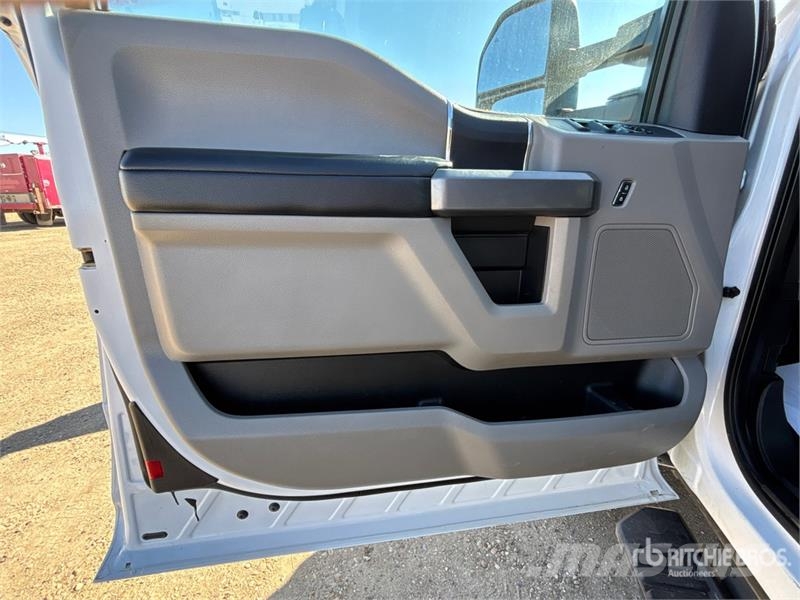 Ford F-550 XLT 4x4 Extended Cab Flatbed Truck شاحنات مسطحة/مفصلية الجوانب