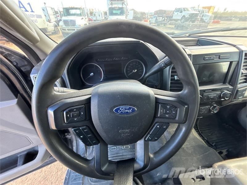 Ford F-550 XLT 4x4 Extended Cab Cab and Chassis (Inoper Kabine i unutrašnjost
