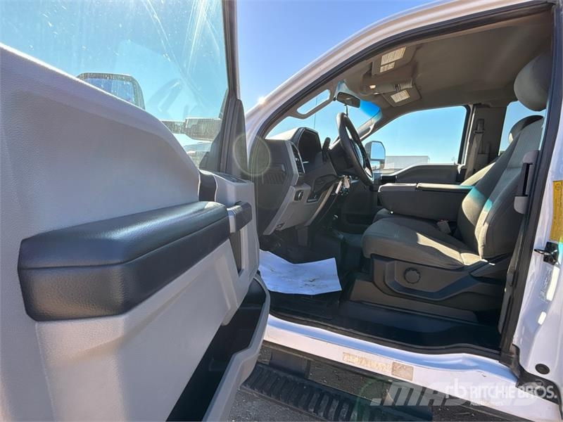 Ford F-550 XLT 4x4 Extended Cab Flatbed Truck شاحنات مسطحة/مفصلية الجوانب