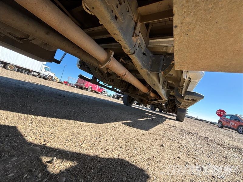 Ford F-550 XLT 4x4 Extended Cab Flatbed Truck شاحنات مسطحة/مفصلية الجوانب