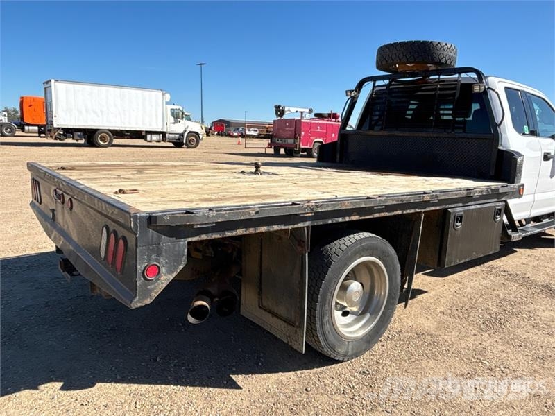 Ford F-550 XLT 4x4 Extended Cab Flatbed Truck شاحنات مسطحة/مفصلية الجوانب
