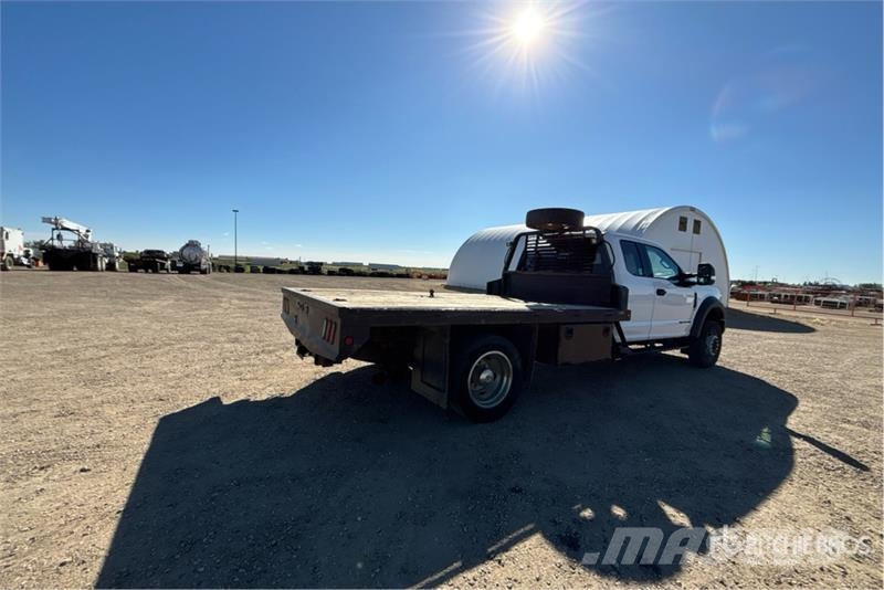 Ford F-550 XLT 4x4 Extended Cab Flatbed Truck شاحنات مسطحة/مفصلية الجوانب