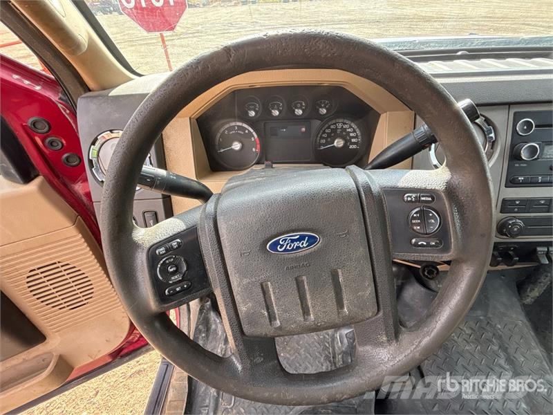 Ford F-550 XLT 4x4 Extended Cab Cab and Chassis Kabine i unutrašnjost
