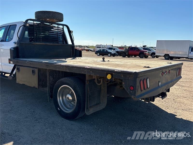 Ford F-550 XLT 4x4 Extended Cab Flatbed Truck شاحنات مسطحة/مفصلية الجوانب