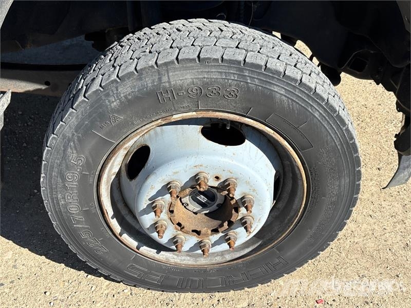 Ford F-550 XLT 4x4 Extended Cab Flatbed Truck شاحنات مسطحة/مفصلية الجوانب