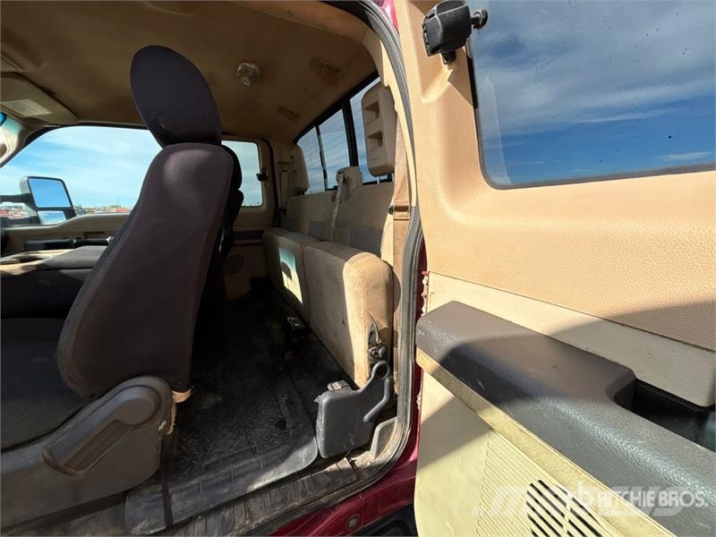 Ford F-550 XLT 4x4 Extended Cab Cab and Chassis Kabine i unutrašnjost