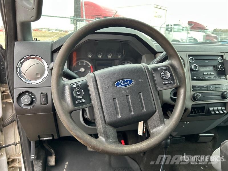 Ford F-550 XLT 4x4 Flatbed Truck Kamioni sa otvorenim sandukom