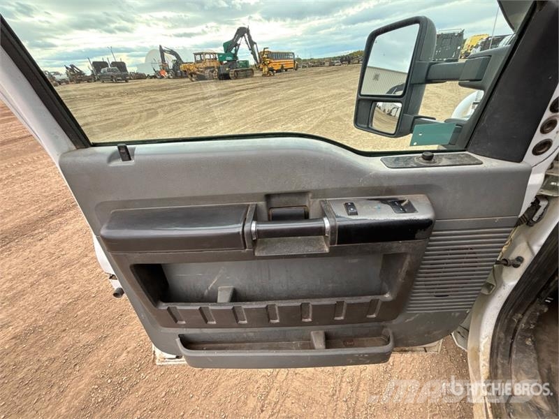 Ford F-550 XLT 4x4 Service Truck مركبات الأغراض العامة
