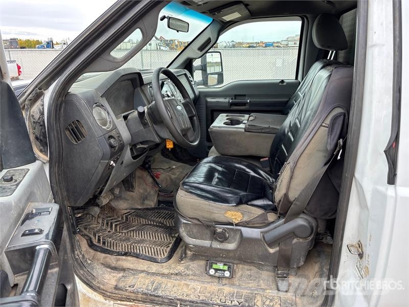 Ford F-550 XLT 4x4 Service Truck مركبات الأغراض العامة