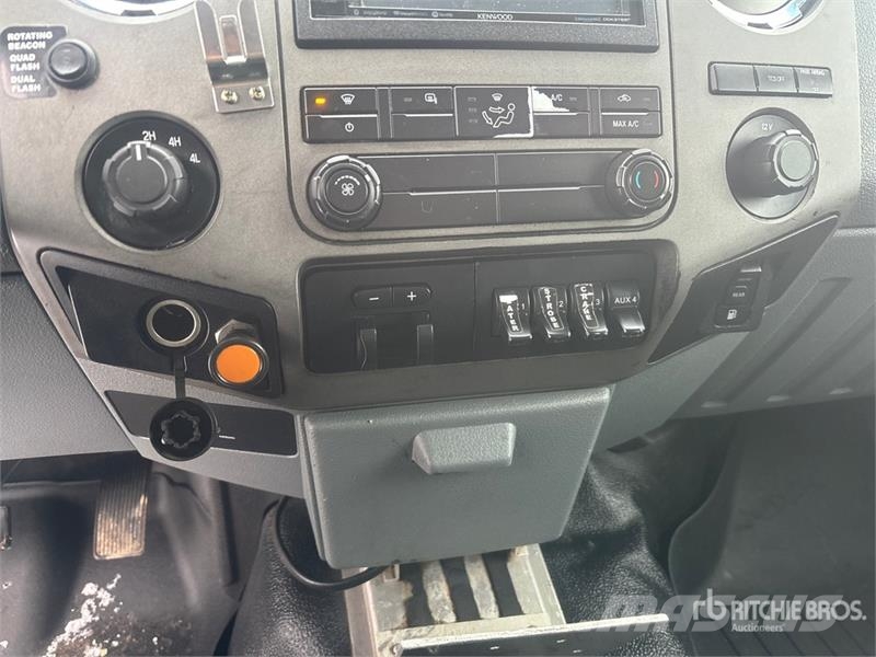 Ford F-550 XLT 4x4 Service Truck Tienhoitoautot