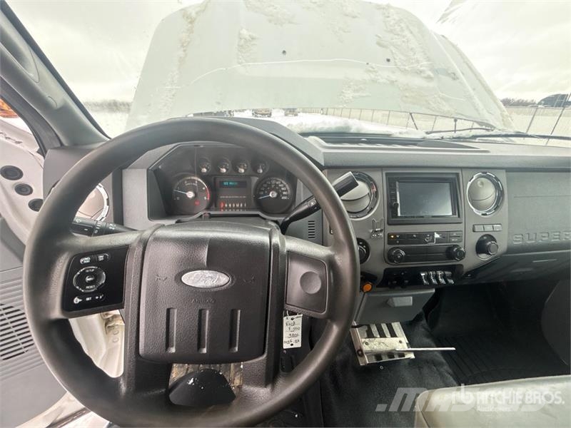 Ford F-550 XLT 4x4 Service Truck Tienhoitoautot