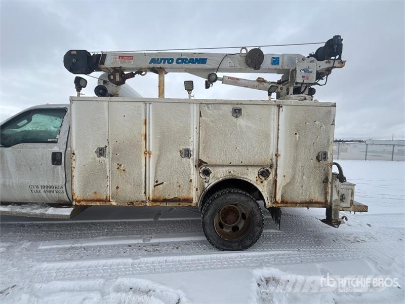 Ford F-550 XLT 4x4 Service Truck Tienhoitoautot