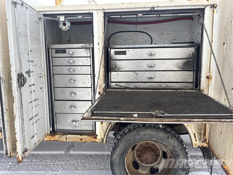 Ford F-550 XLT 4x4 Service Truck Tienhoitoautot