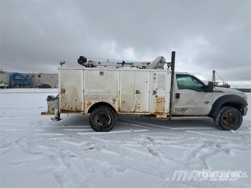 Ford F-550 XLT 4x4 Service Truck Tienhoitoautot