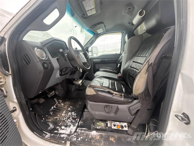 Ford F-550 XLT 4x4 Service Truck Tienhoitoautot