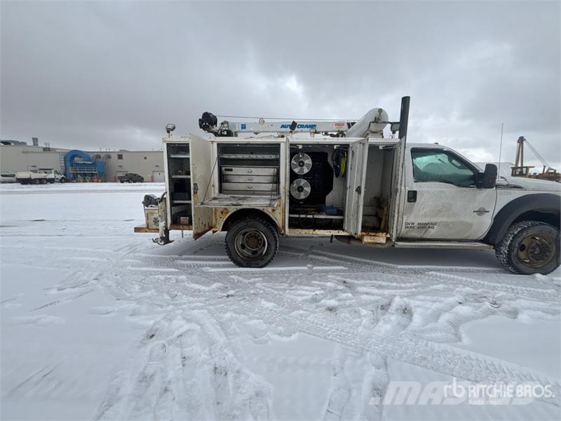 Ford F-550 XLT 4x4 Service Truck Tienhoitoautot