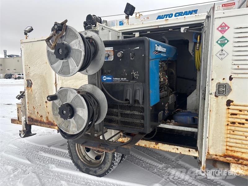 Ford F-550 XLT 4x4 Service Truck Tienhoitoautot