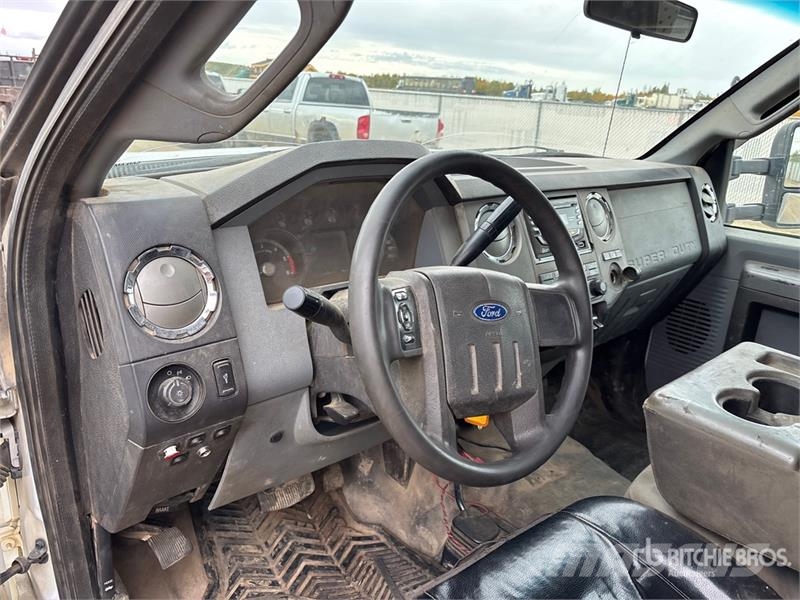 Ford F-550 XLT 4x4 Service Truck مركبات الأغراض العامة