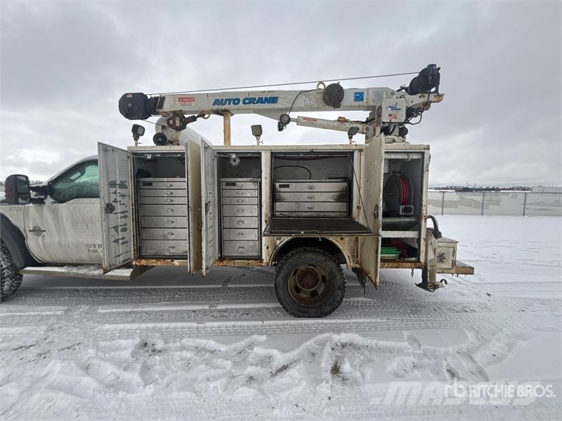 Ford F-550 XLT 4x4 Service Truck Tienhoitoautot