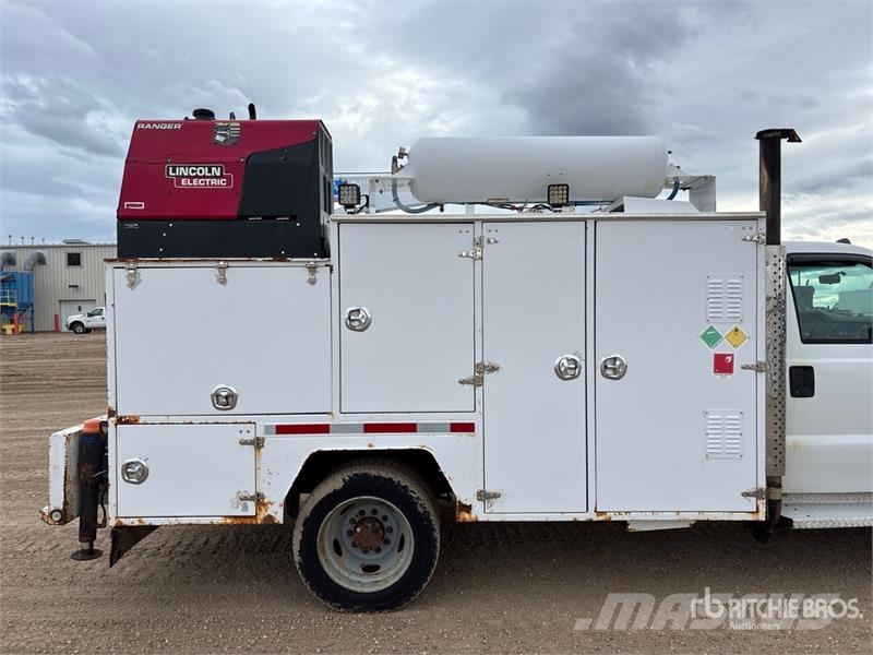 Ford F-550 XLT 4x4 Service Truck مركبات الأغراض العامة