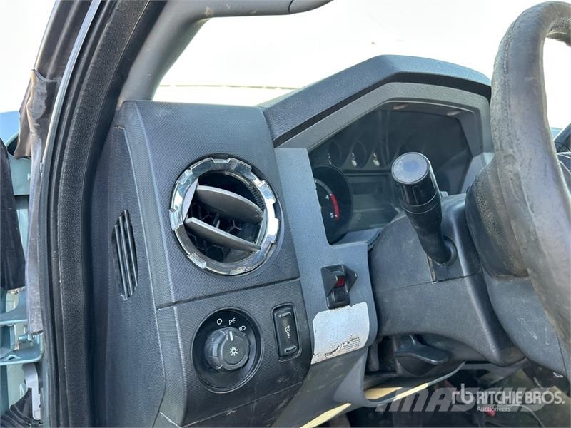 Ford F-550 XLT 4x4 Tow Truck (Inoperable) Vyslobodzovacie vozidlá
